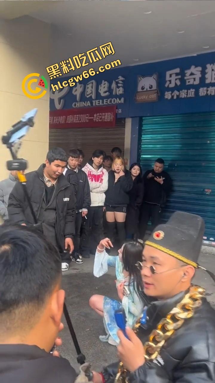 长沙解放西路嫩妹网红街头拍段子,结果路人上来对着大奶一顿狂抓,手顺势摸逼全场看傻?-16