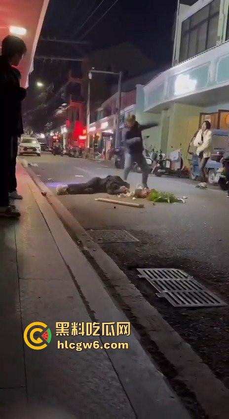 温州市文成县大学镇 多名初中高中学生发生持械群殴事件，双方多人手持大砍刀互砍-5