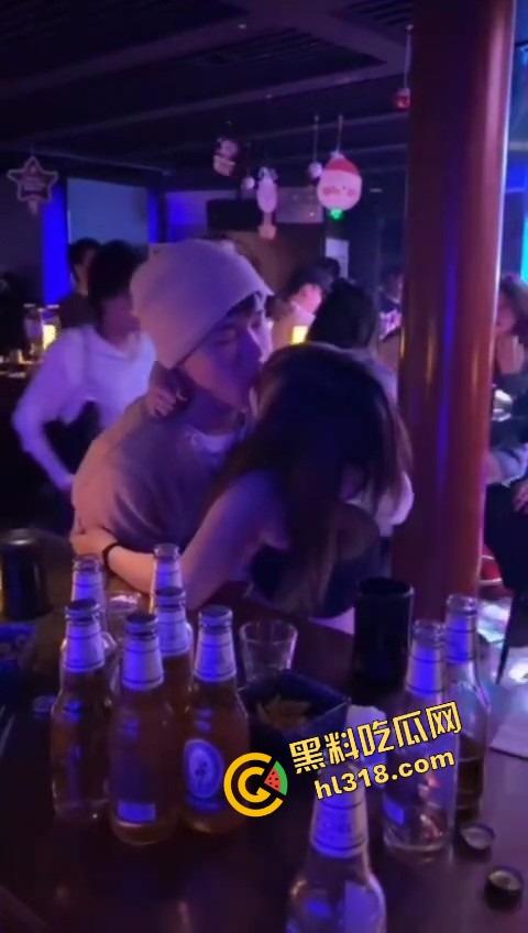 单身狗夜店必修课,喝醉勾搭人妻偷吃人妻鲍鱼,淫男乱女嗨翻全场,极致放荡夜生活曝光!-2