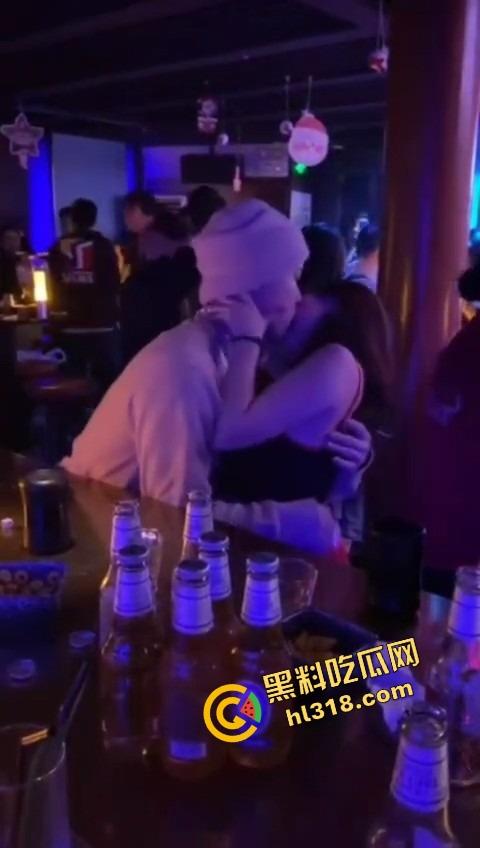 单身狗夜店必修课,喝醉勾搭人妻偷吃人妻鲍鱼,淫男乱女嗨翻全场,极致放荡夜生活曝光!-3