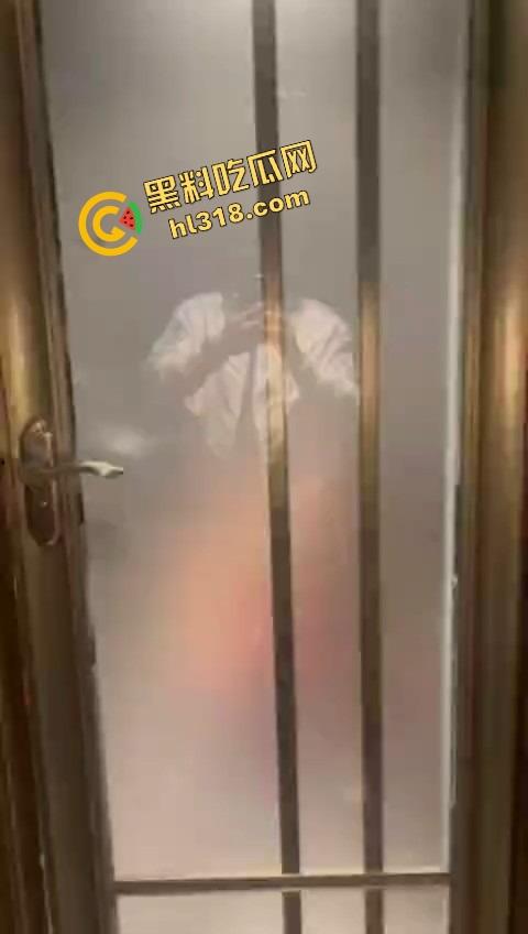 单身狗夜店必修课,喝醉勾搭人妻偷吃人妻鲍鱼,淫男乱女嗨翻全场,极致放荡夜生活曝光!-7