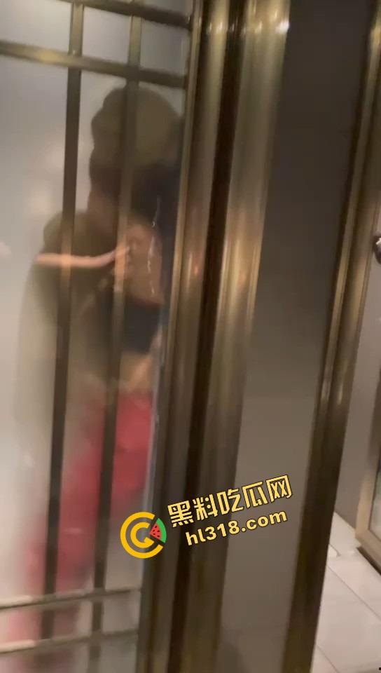 单身狗夜店必修课,喝醉勾搭人妻偷吃人妻鲍鱼,淫男乱女嗨翻全场,极致放荡夜生活曝光!-10