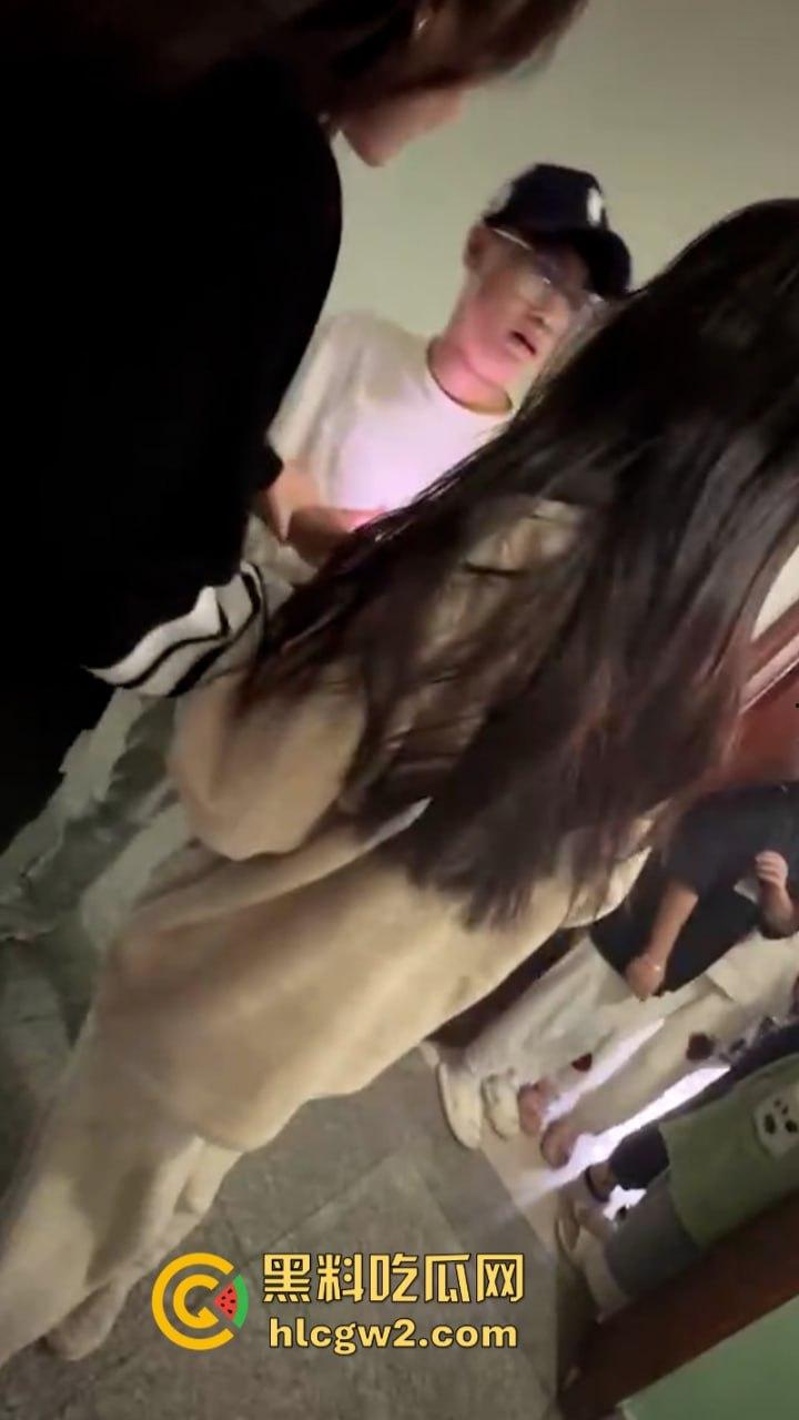 山东济宁学院【张梦琪】一女vs多男被男友发现 当众曝光多段聊骚记录 公交车也不过如此-16