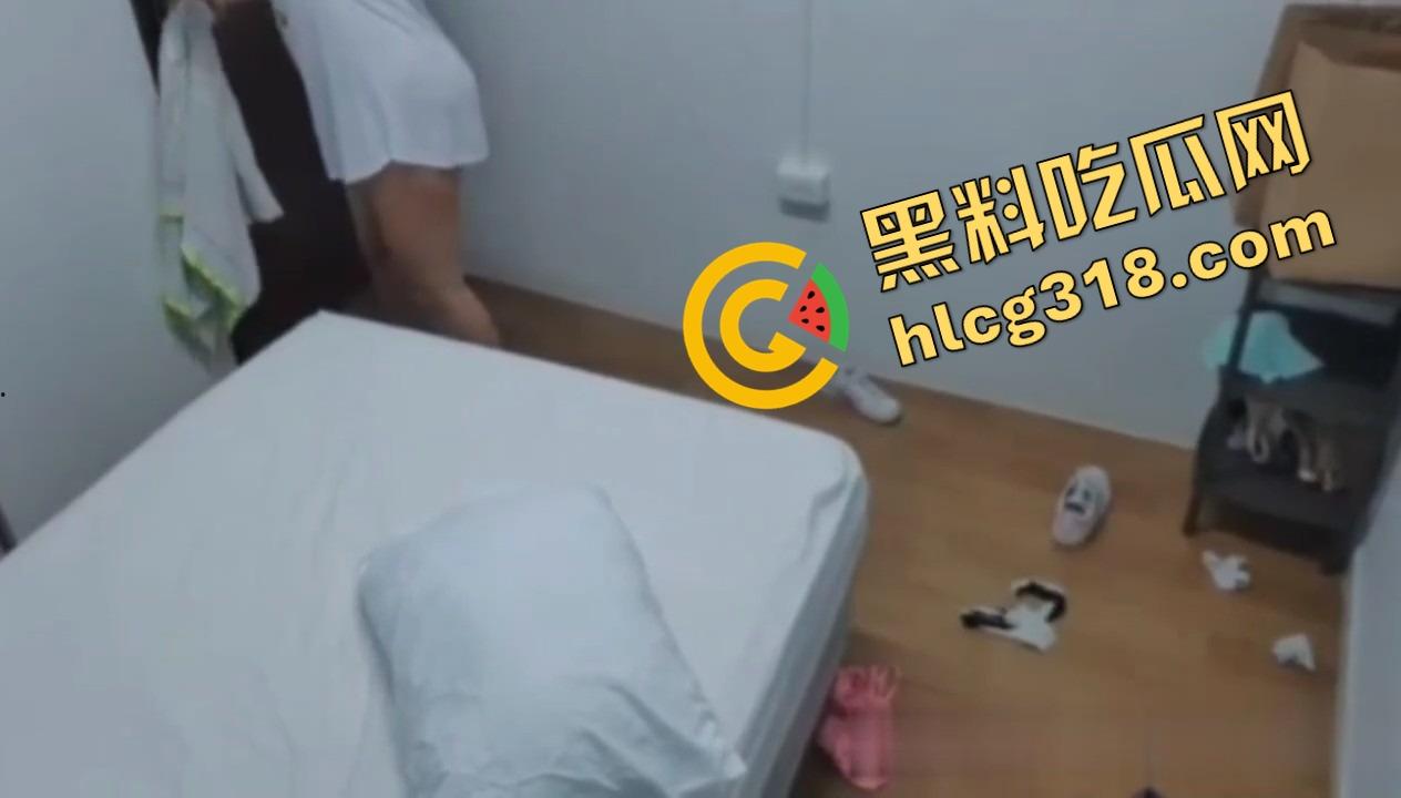 这画面我能看十遍,美国女主播开色播衣服刚脱一半,奶奶冲进来开锤,爷爷悄悄锁门摸奶!-1