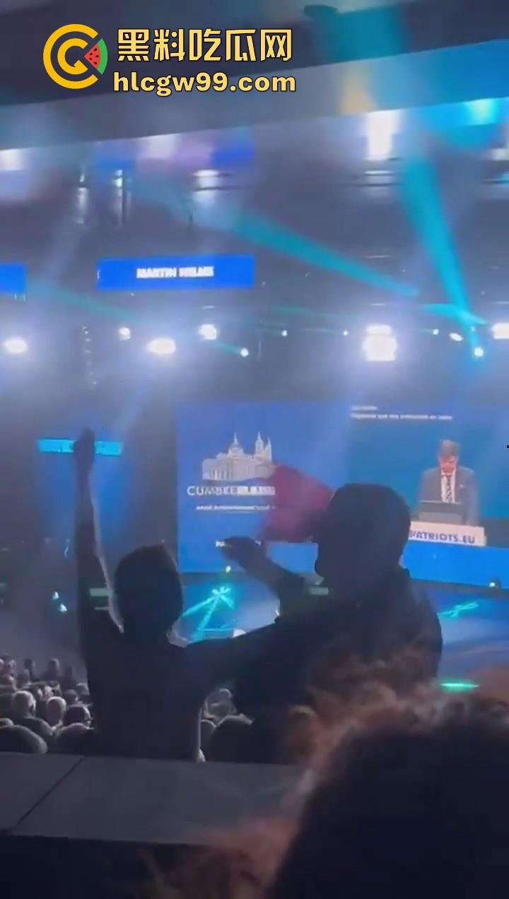 欧洲爱国者峰会再添骚乱!赤裸上身女权人士冲进了会场抗议,抗议内容写在奶子上,这点好评。-4