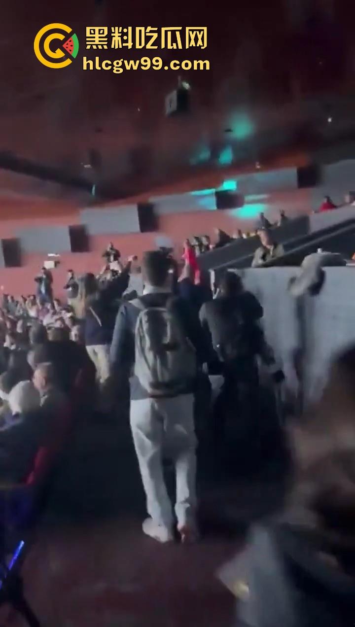 欧洲爱国者峰会再添骚乱!赤裸上身女权人士冲进了会场抗议,抗议内容写在奶子上,这点好评。-7