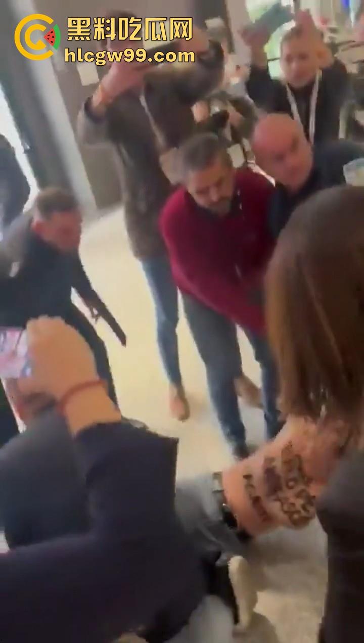 欧洲爱国者峰会再添骚乱!赤裸上身女权人士冲进了会场抗议,抗议内容写在奶子上,这点好评。-9