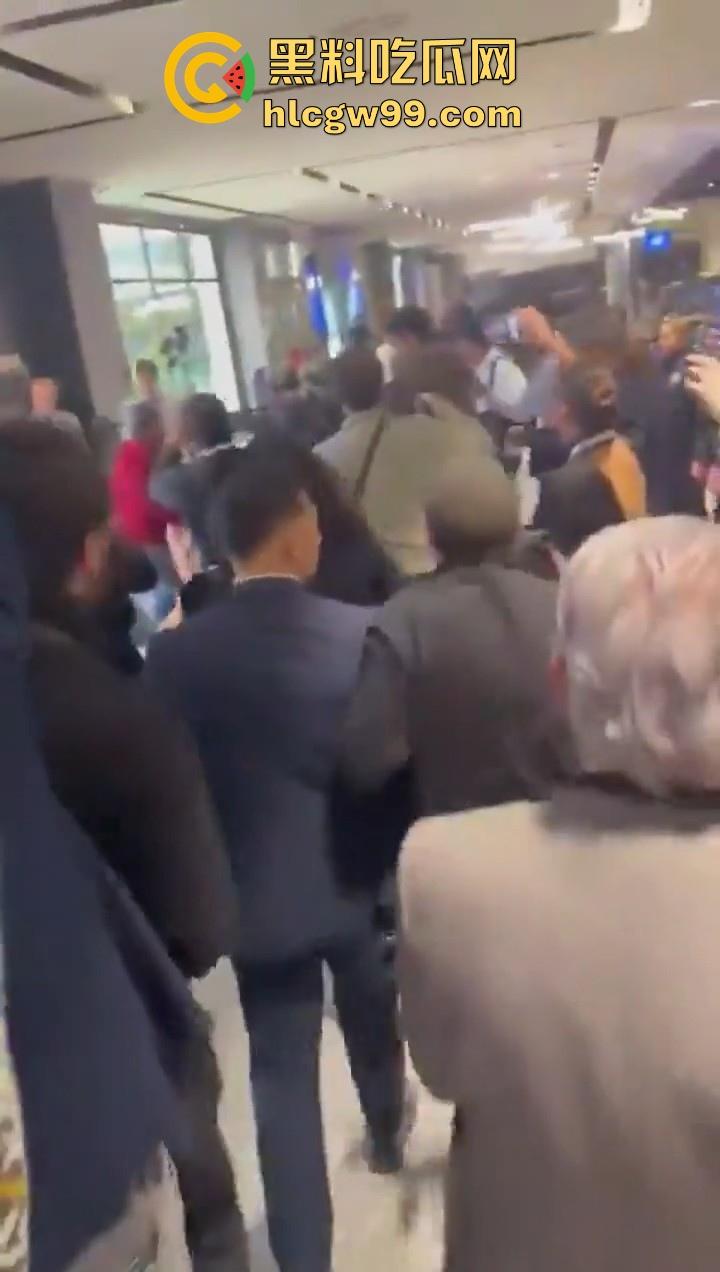 欧洲爱国者峰会再添骚乱!赤裸上身女权人士冲进了会场抗议,抗议内容写在奶子上,这点好评。-10