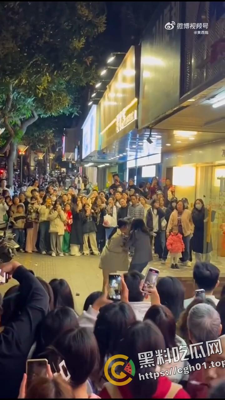 汕头潮阳东山公园 女子出轨被老公发现来捉奸 第三者藏在店里不出来 炸裂现场-2