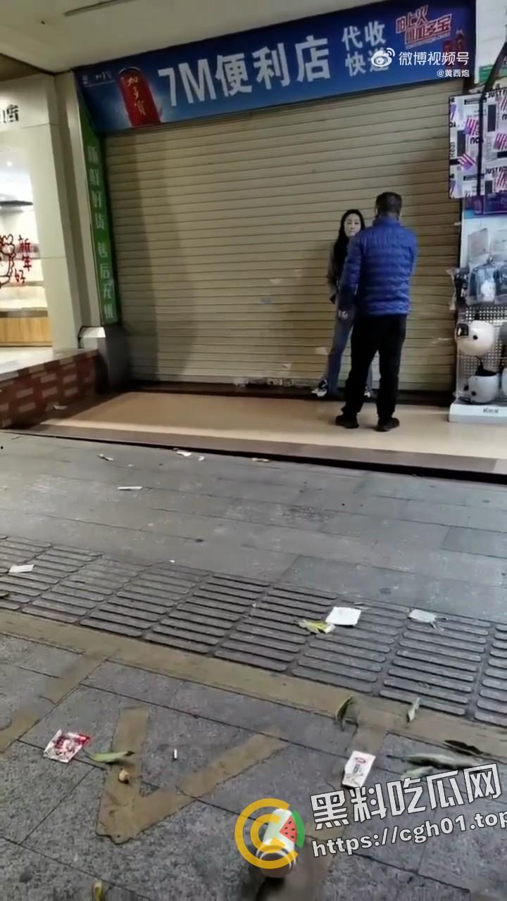 汕头潮阳东山公园 女子出轨被老公发现来捉奸 第三者藏在店里不出来 炸裂现场-6