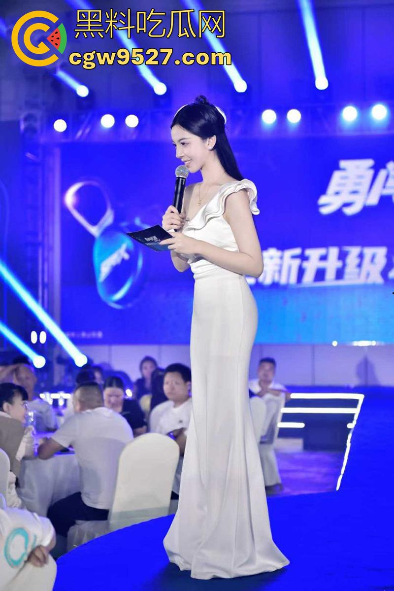 成都市温江区【岳芯涵】,四川音乐学院硕士母狗,巨乳长腿身材超赞,男友一边打电话,一边被黑人爆操!-1