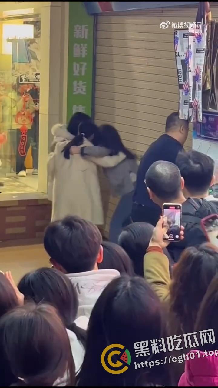 汕头潮阳东山公园 女子出轨被老公发现来捉奸 第三者藏在店里不出来 炸裂现场-9