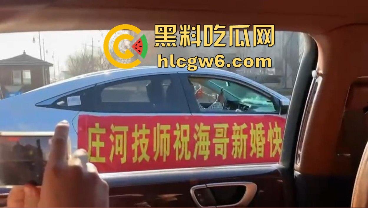 东北婚礼场面社死,前女友举标语爆料:腰是我掰的,肾是我累的,祝新娘接盘愉快!-8
