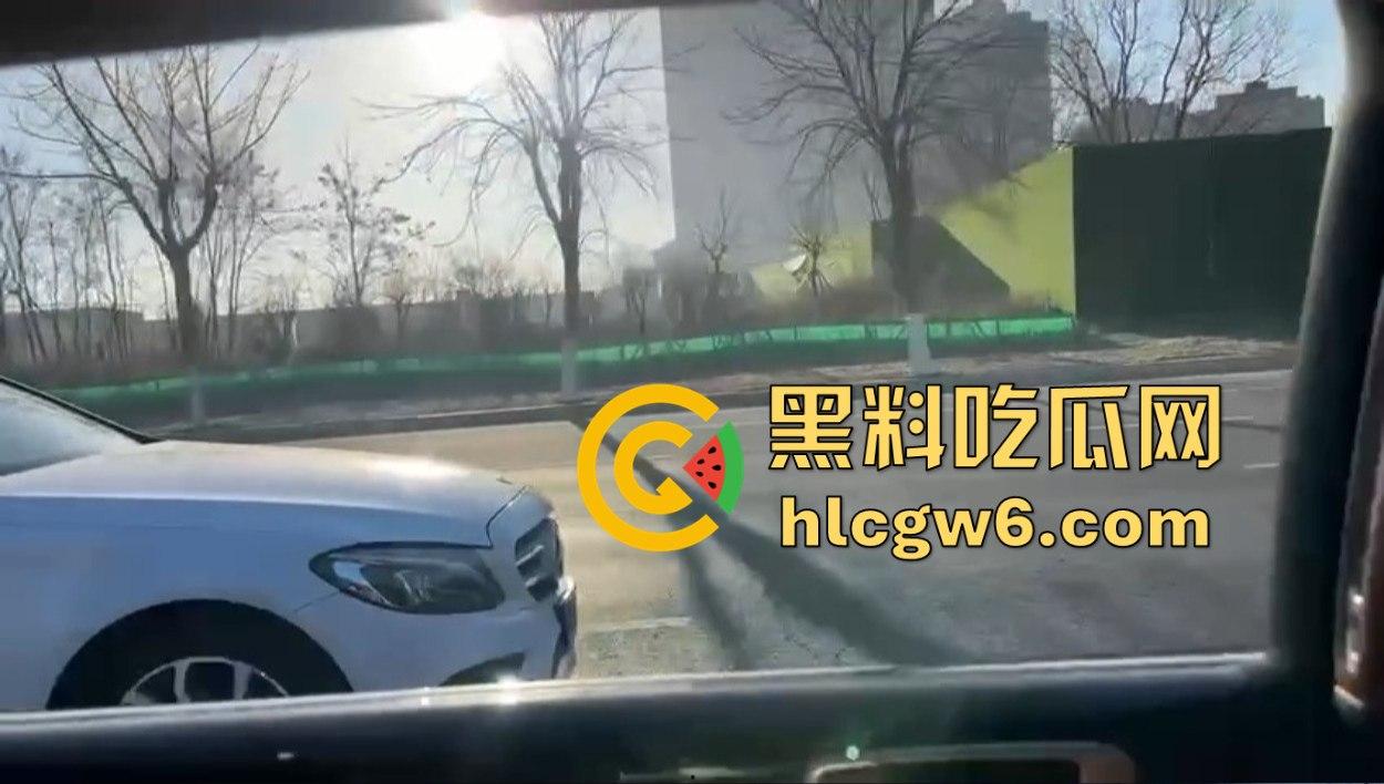 东北婚礼场面社死,前女友举标语爆料:腰是我掰的,肾是我累的,祝新娘接盘愉快!-10