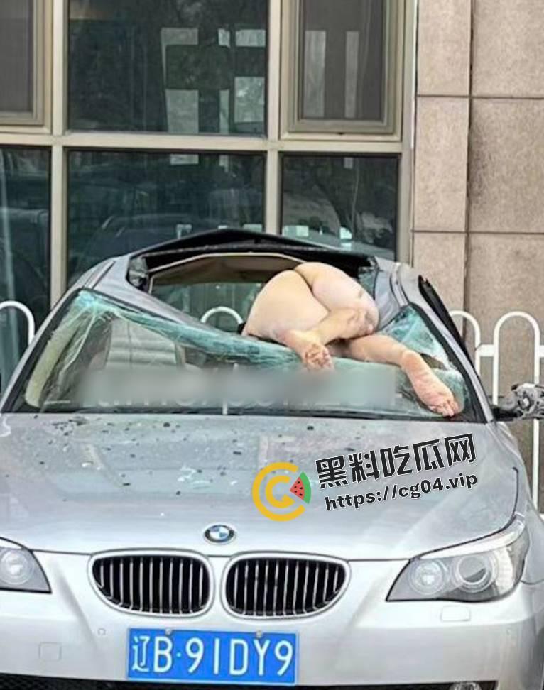 最新现场收尸画面!12月13日大连星海广场跳楼女收尸画面 全裸跳楼 具体原因暂未公布-2