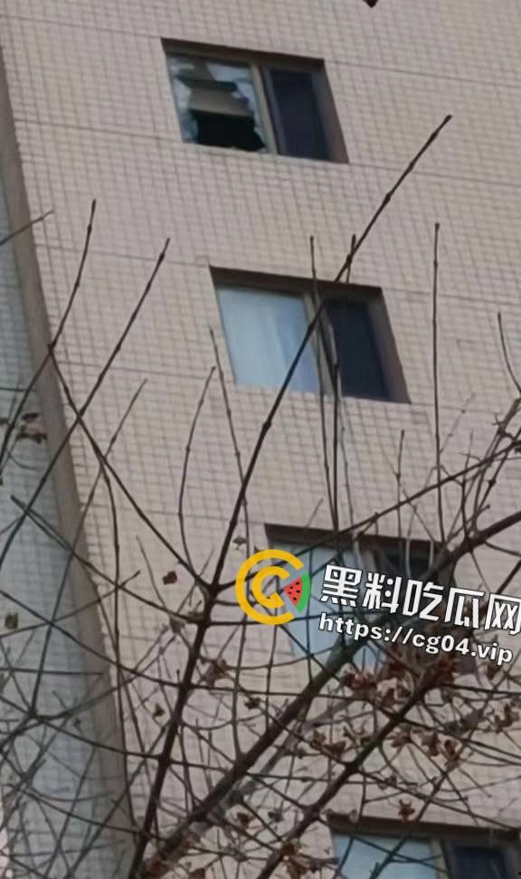 最新现场收尸画面!12月13日大连星海广场跳楼女收尸画面 全裸跳楼 具体原因暂未公布-4