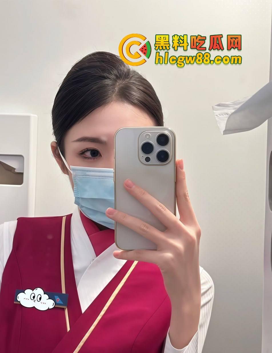 南航空姐『李梅』被大佬调教成空中性奴,飞行前真空服务顾客,航程中厕所抠逼自慰,下机还要穿制服接着干!-2