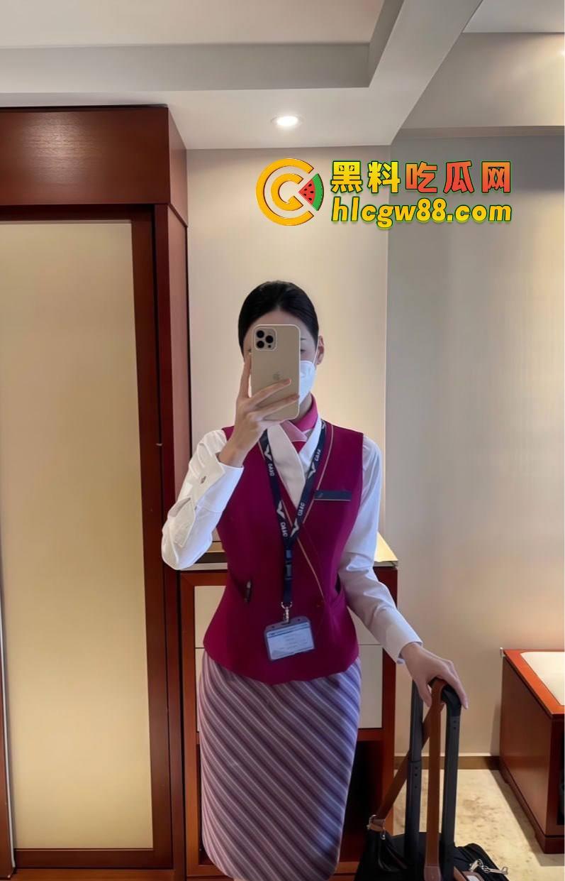 南航空姐『李梅』被大佬调教成空中性奴,飞行前真空服务顾客,航程中厕所抠逼自慰,下机还要穿制服接着干!-3