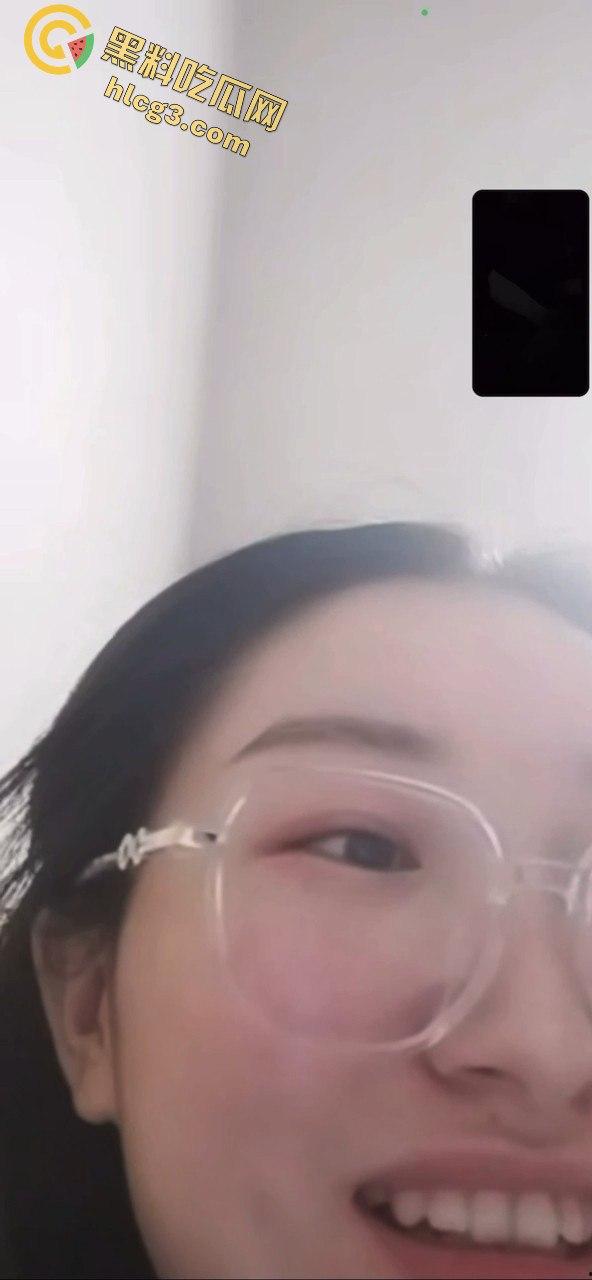 抖音巨星【媛媛】与榜一大哥一对一互动大秀!从抠逼到啤酒瓶塞B,诱惑爆棚-3