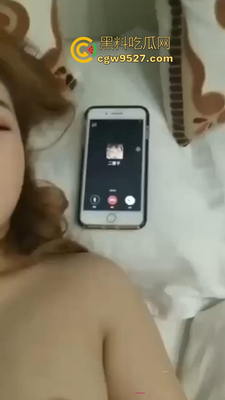 胯下的性感尤物,边打电话边做爱,一边被操一边压制欲望,正常和别人讲话的反差模样,真刺激!-1