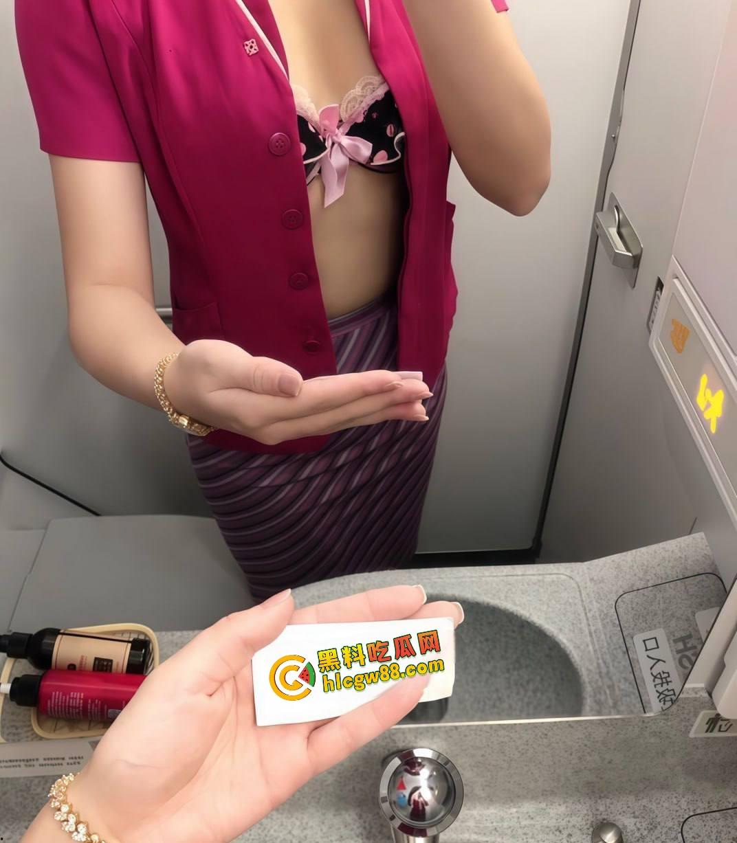 南航空姐『李梅』被大佬调教成空中性奴,飞行前真空服务顾客,航程中厕所抠逼自慰,下机还要穿制服接着干!-18