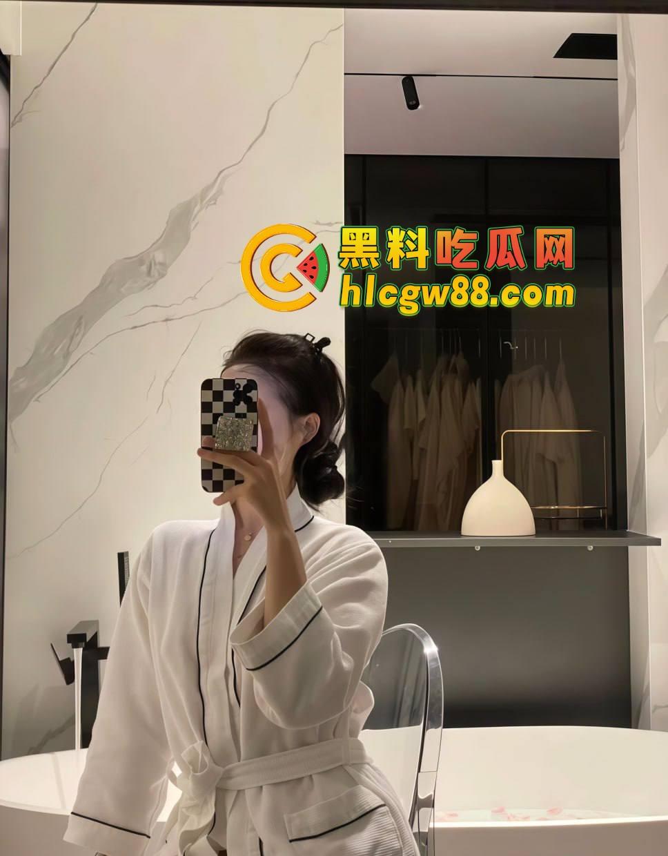 南航空姐『李梅』被大佬调教成空中性奴,飞行前真空服务顾客,航程中厕所抠逼自慰,下机还要穿制服接着干!-19