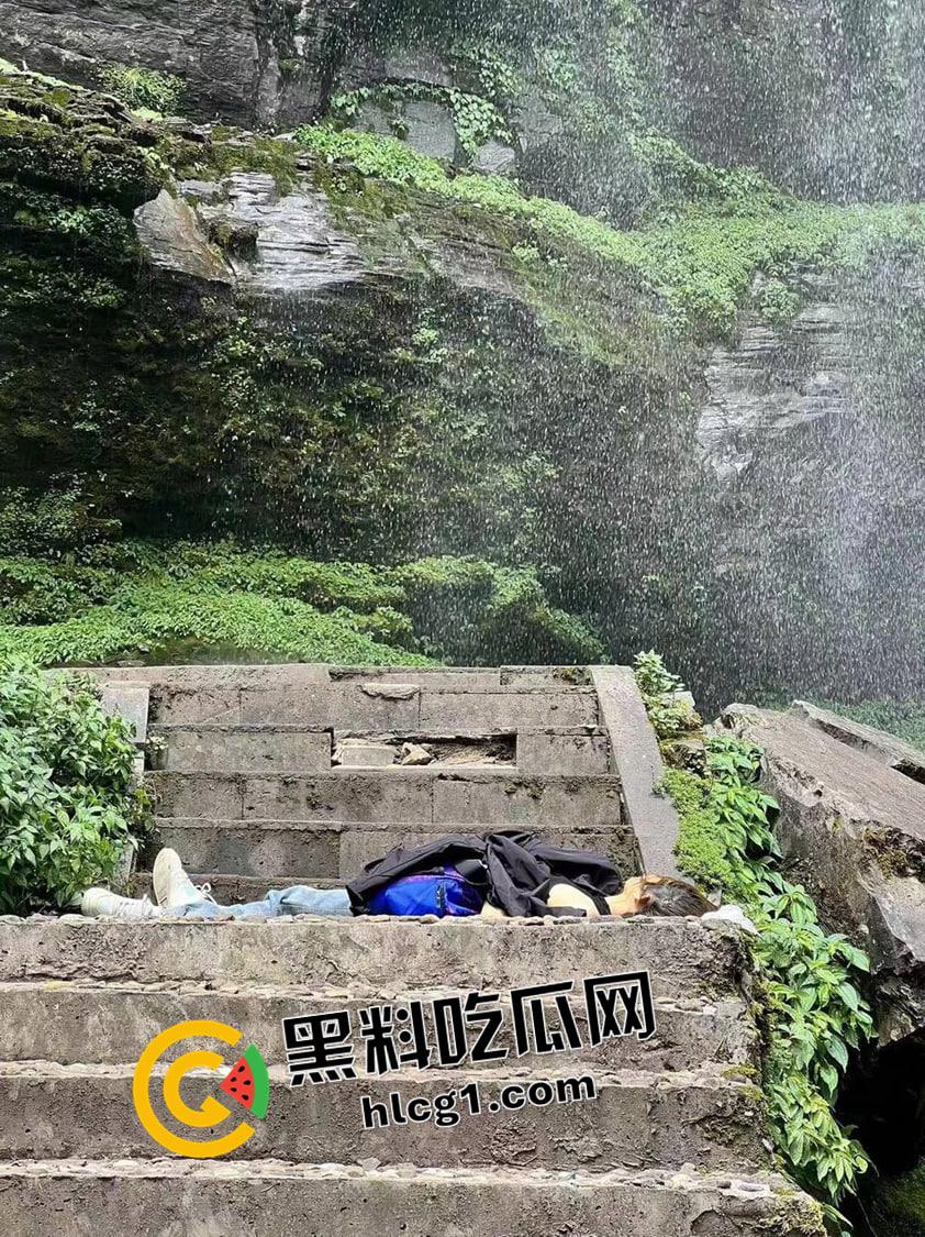 瓦屋山瀑布飞石砸死人现场原视频!瀑布上掉下的碎石直接把人头打烂了 血腥慎入-6