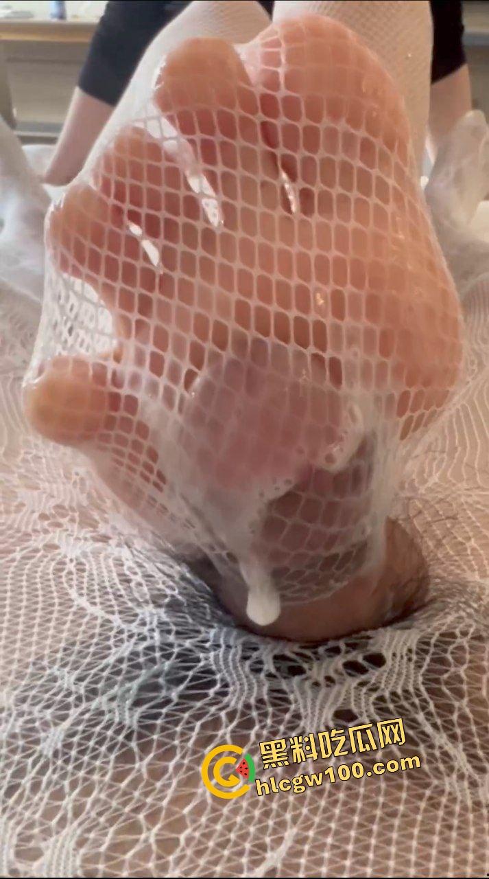 台湾澎湖县反差人妻骚货母狗『彭乐』wx诱惑聊骚 酒店白丝足交摩擦男友鸡鸡致白浆直射!原创独家流出!-7