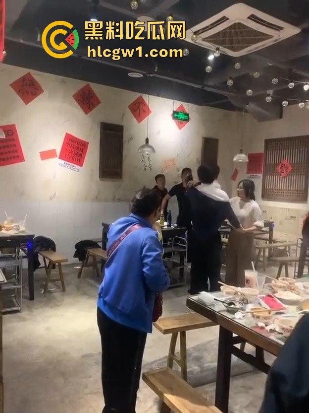 江苏启东汇龙镇夏甜甜火锅店大打出手!公园中路来了好几辆警车,阵仗大得像拍电影!-1