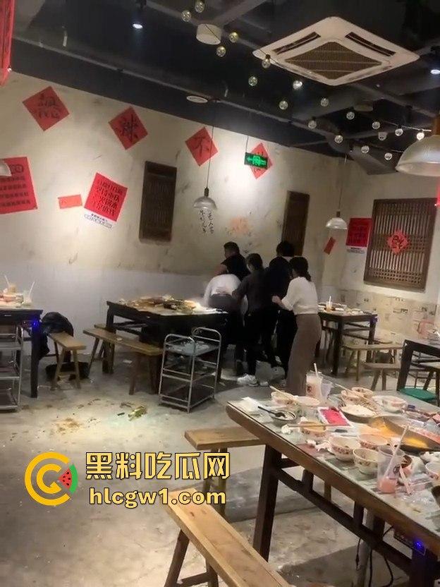 江苏启东汇龙镇夏甜甜火锅店大打出手!公园中路来了好几辆警车,阵仗大得像拍电影!-2