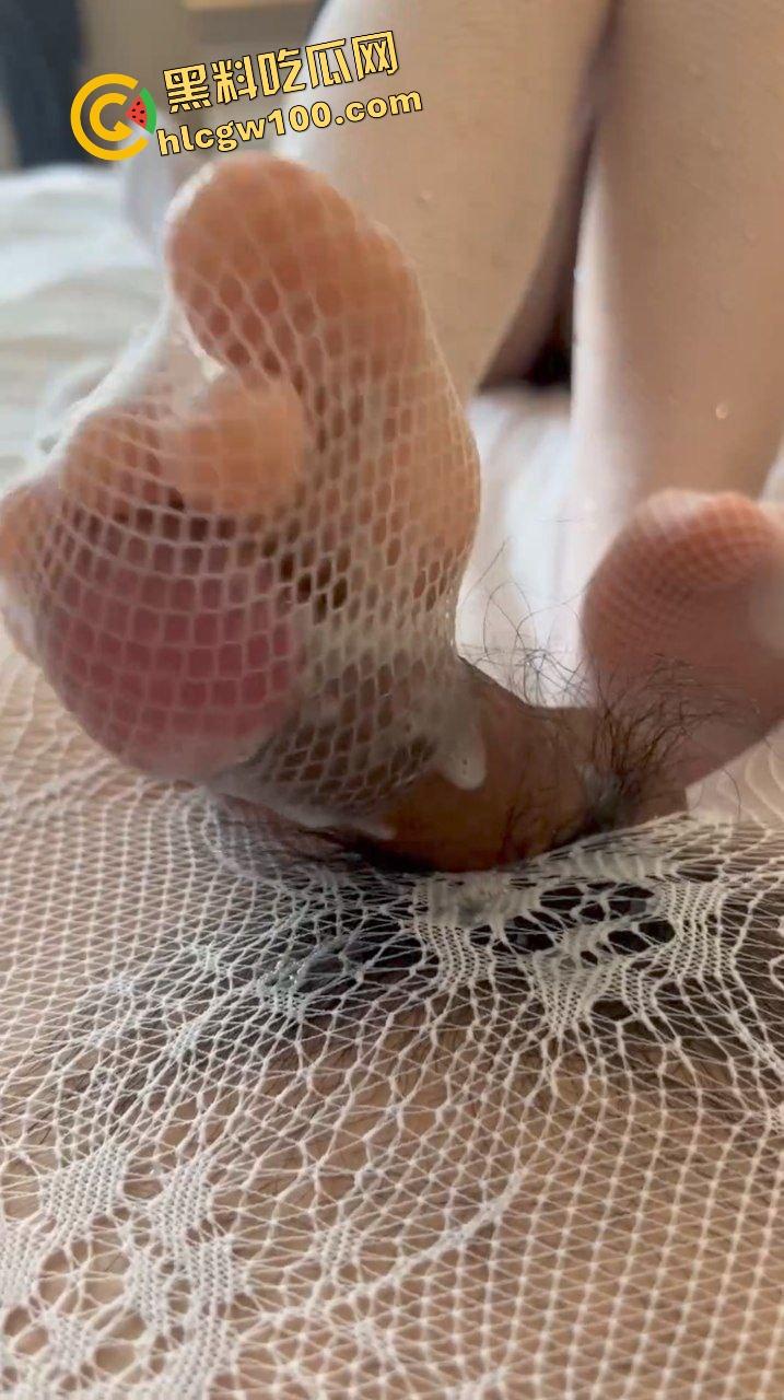 台湾澎湖县反差人妻骚货母狗『彭乐』wx诱惑聊骚 酒店白丝足交摩擦男友鸡鸡致白浆直射!原创独家流出!-10