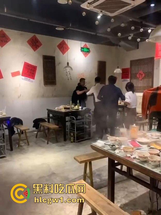 江苏启东汇龙镇夏甜甜火锅店大打出手!公园中路来了好几辆警车,阵仗大得像拍电影!-4