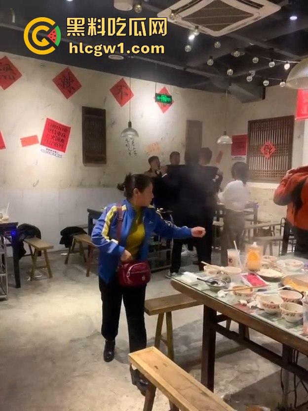 江苏启东汇龙镇夏甜甜火锅店大打出手!公园中路来了好几辆警车,阵仗大得像拍电影!-5