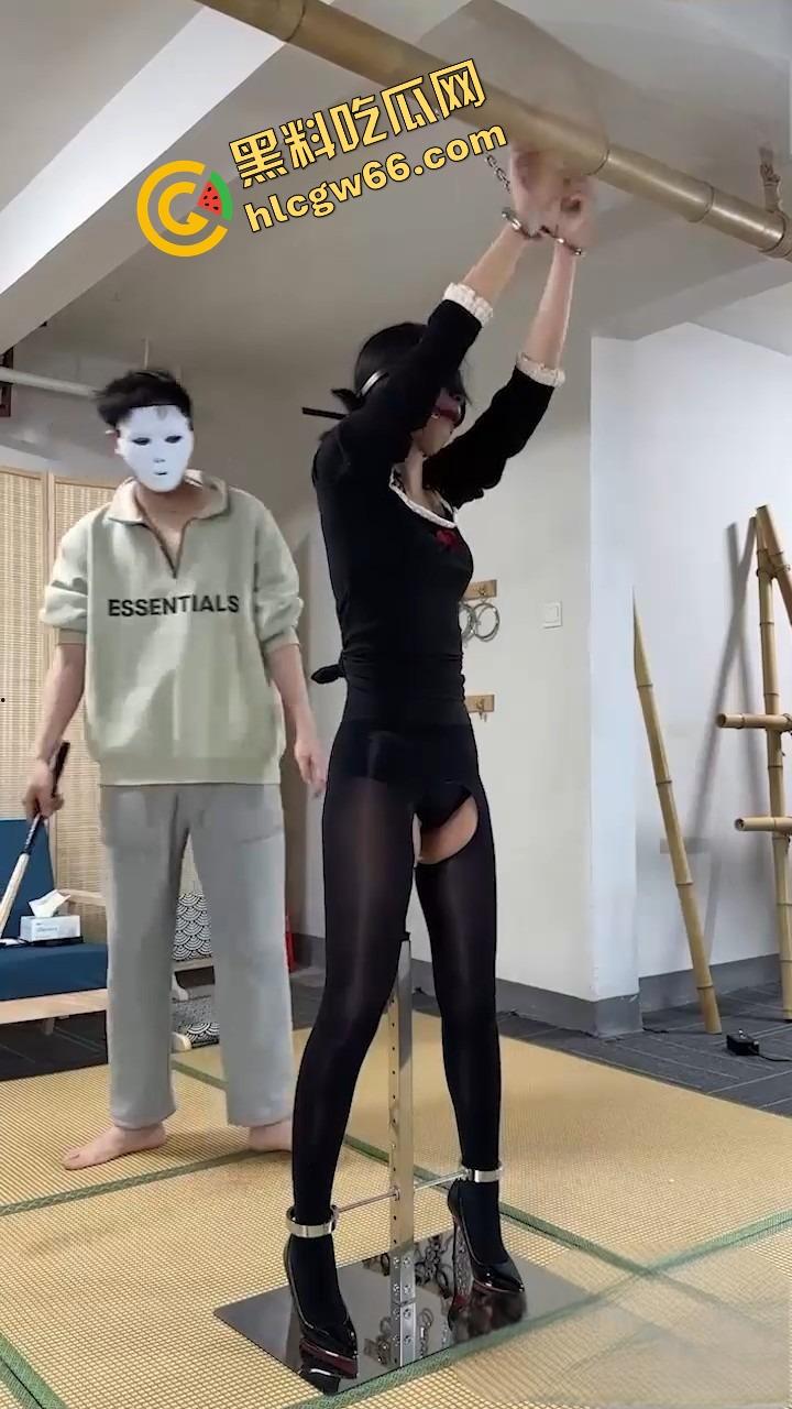 小M骚逼私拍调教流出,偷抠嫩屄被主人当场抓包,手铐吊着狂操浪穴,逼水喷得跟尿崩!-10