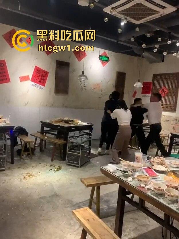江苏启东汇龙镇夏甜甜火锅店大打出手!公园中路来了好几辆警车,阵仗大得像拍电影!-8