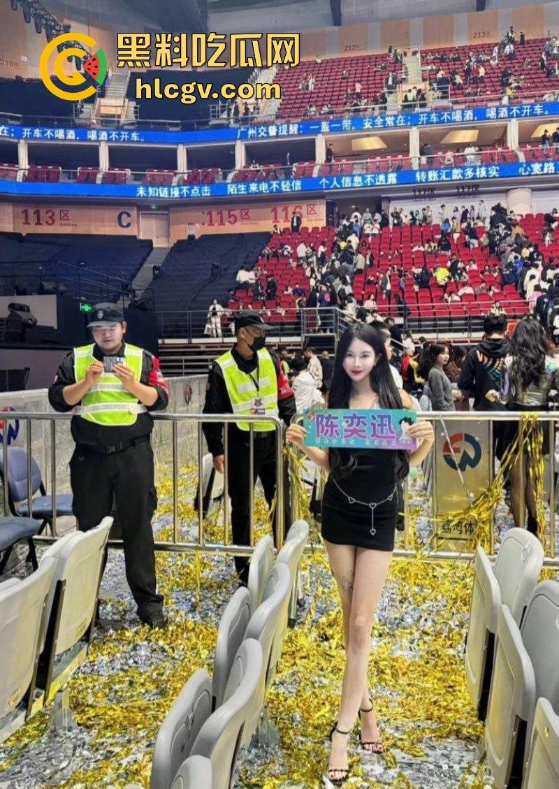 陈奕迅陪妹子去看陈奕迅演唱会 妹子陪我全垒打!这样的嫩妹真好骗一张票就搞定!-1