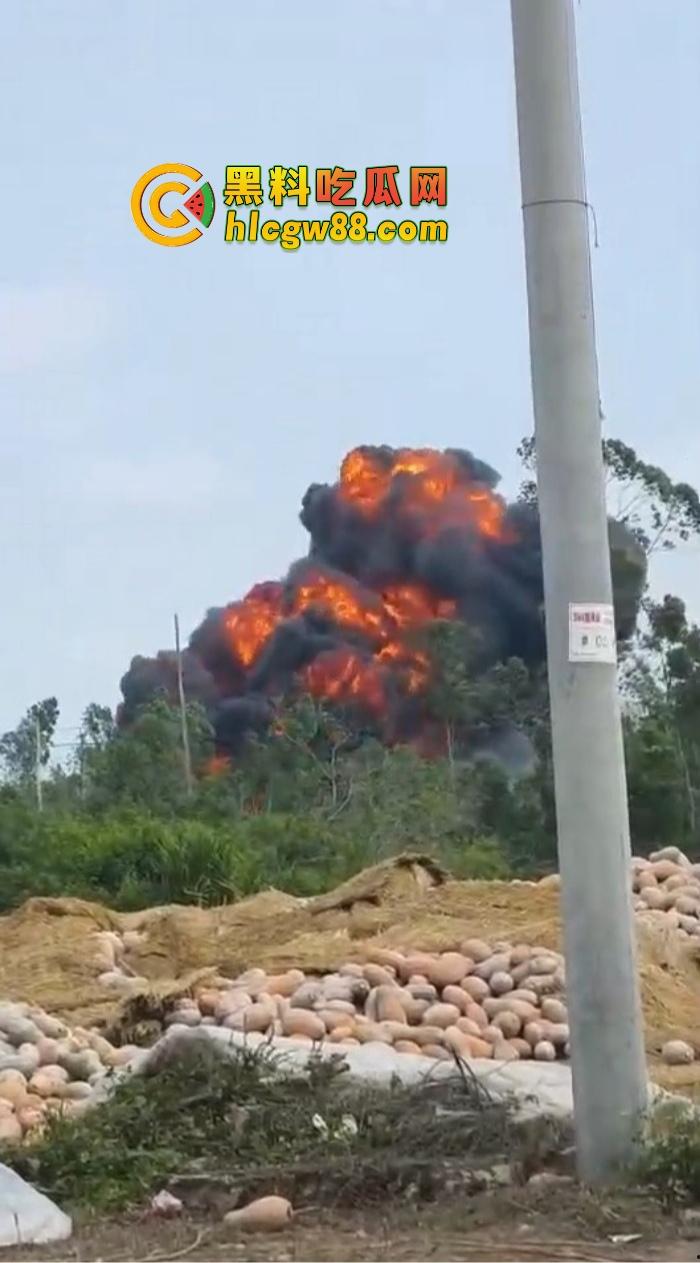 某战区海军战机海南训练失事，飞行员成功跳伞，战机坠毁临高县，所幸未造成地面损失！-11