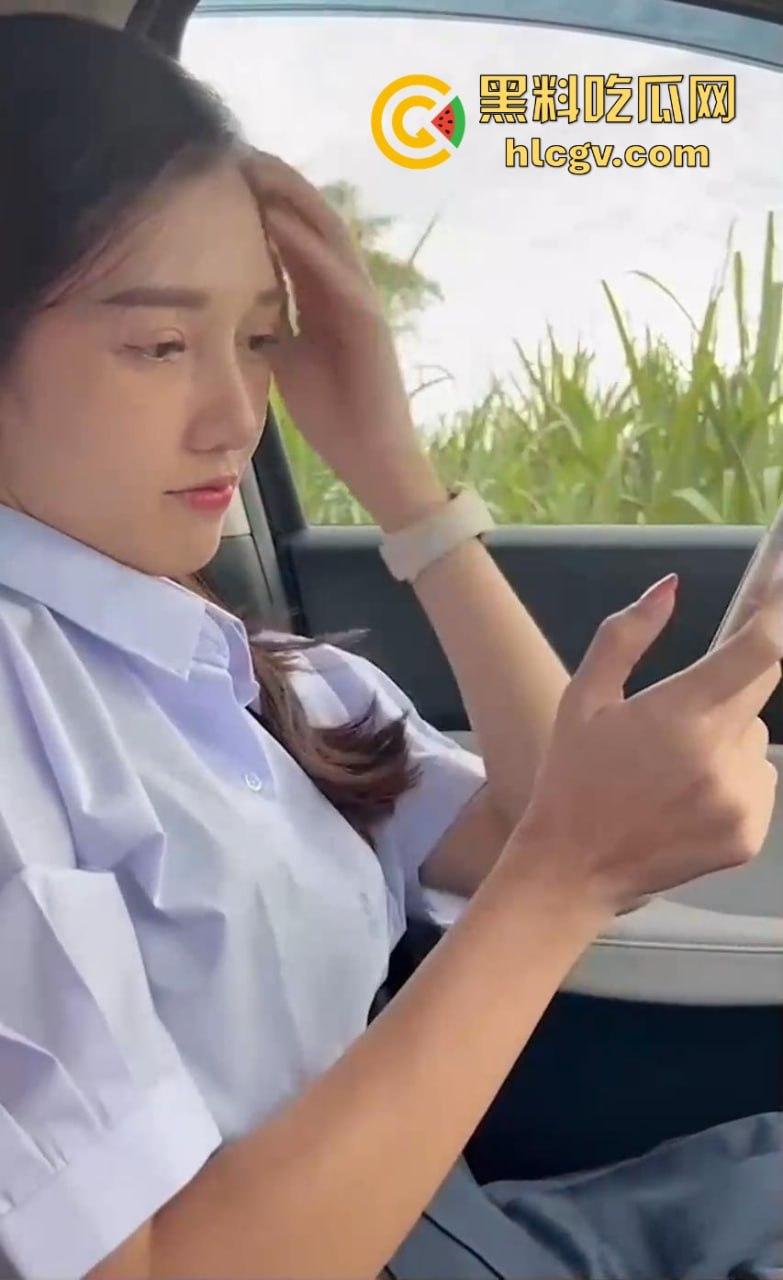 成都师范泰国留学生户外车震！23岁辣妹『莱慕尔』车里不够爽直接下车草堆打野炮，男友炫耀曝光！-1