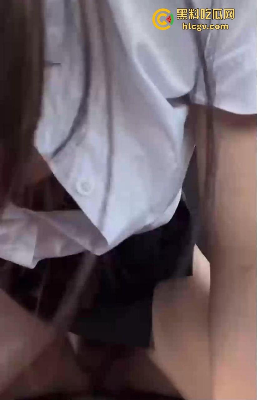 成都师范泰国留学生户外车震！23岁辣妹『莱慕尔』车里不够爽直接下车草堆打野炮，男友炫耀曝光！-8