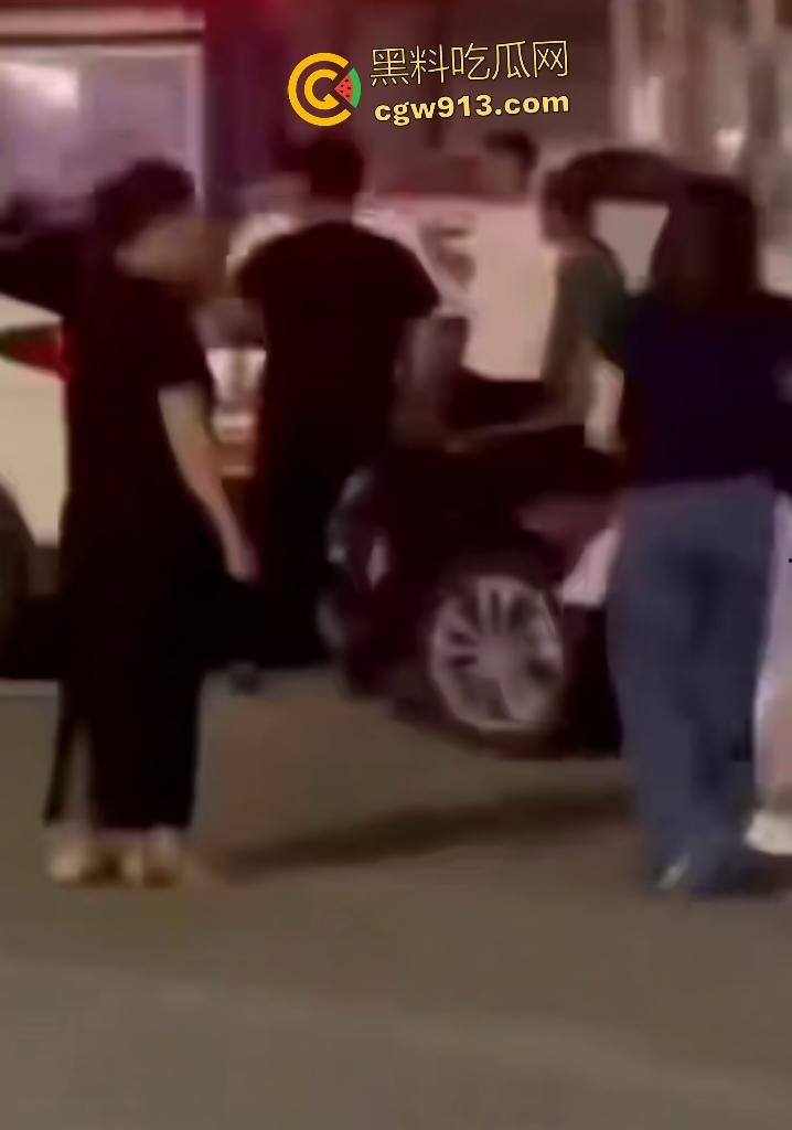 河南商丘乱伦被抓！婶婶勾搭外甥在车内翻云覆雨，家人到场抓奸打死渣男外甥，小男孩还护着禽兽老爸！-4