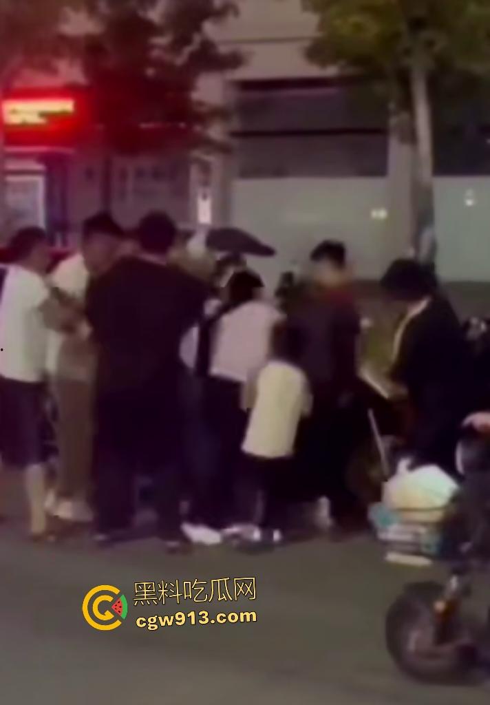 河南商丘乱伦被抓！婶婶勾搭外甥在车内翻云覆雨，家人到场抓奸打死渣男外甥，小男孩还护着禽兽老爸！-5