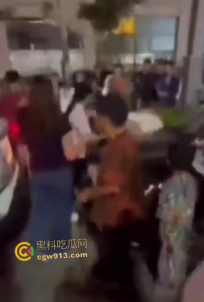 河南商丘乱伦被抓！婶婶勾搭外甥在车内翻云覆雨，家人到场抓奸打死渣男外甥，小男孩还护着禽兽老爸！-8