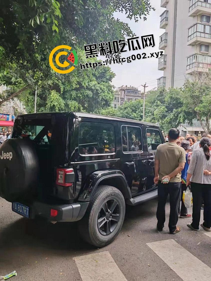 成都成化区吉普车被摸事件!小伙摸车一下被讹一万还被警察抓走 围观群众包围警察讨要说法 现场完整视频-5