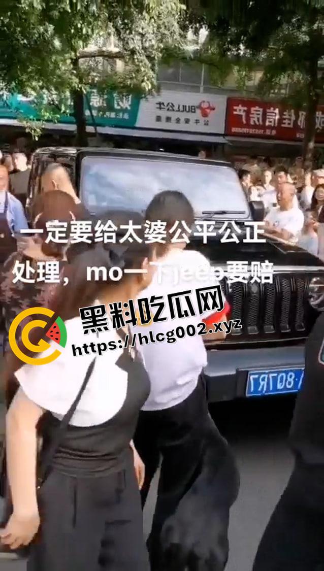 成都成化区吉普车被摸事件!小伙摸车一下被讹一万还被警察抓走 围观群众包围警察讨要说法 现场完整视频-7