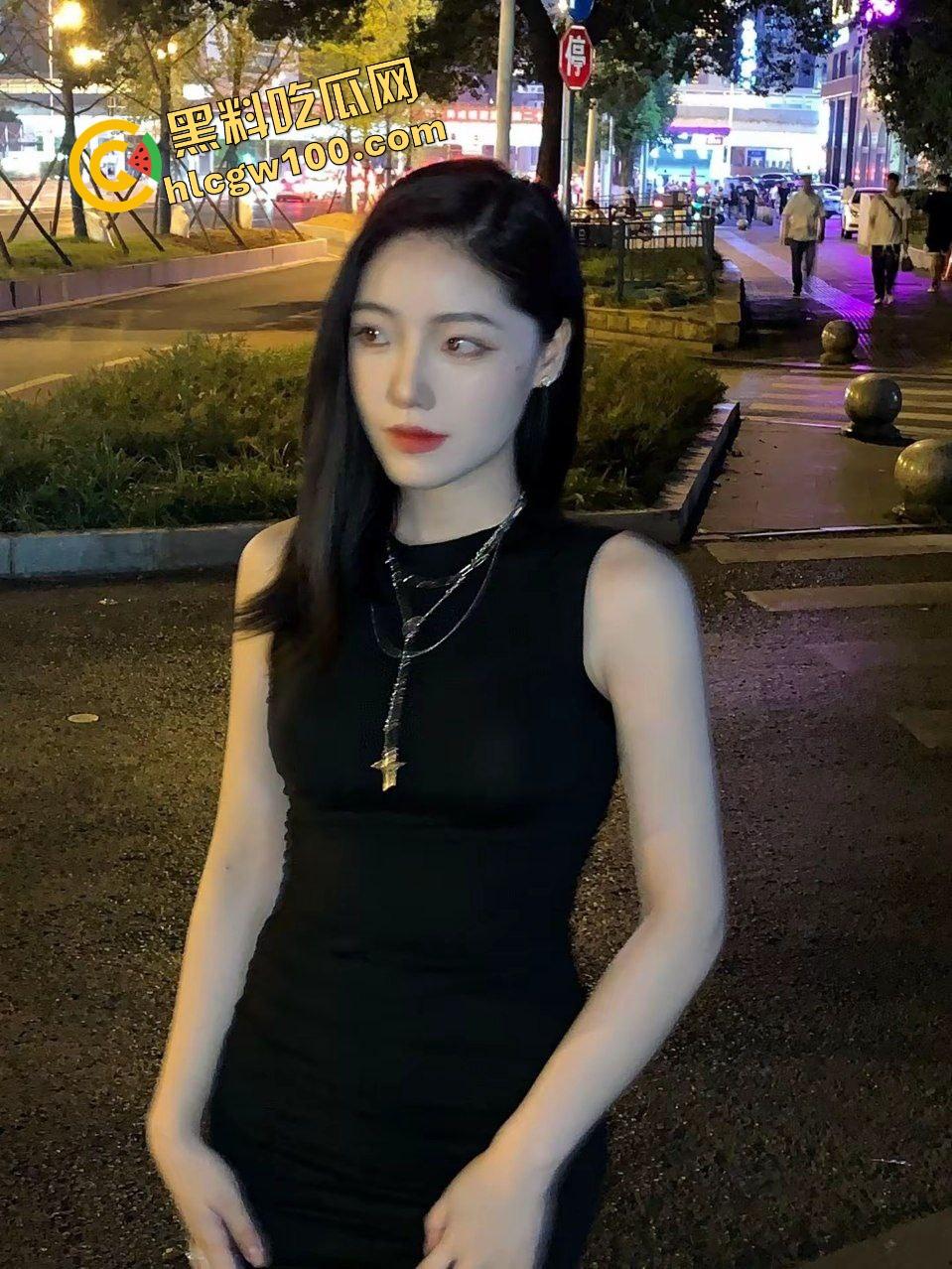 湖北荆门酒店前台小姐【夏妍熙】特殊服务上门约炮大哥,落地镜抱操上位诱惑榨精,独家曝光流出!-3