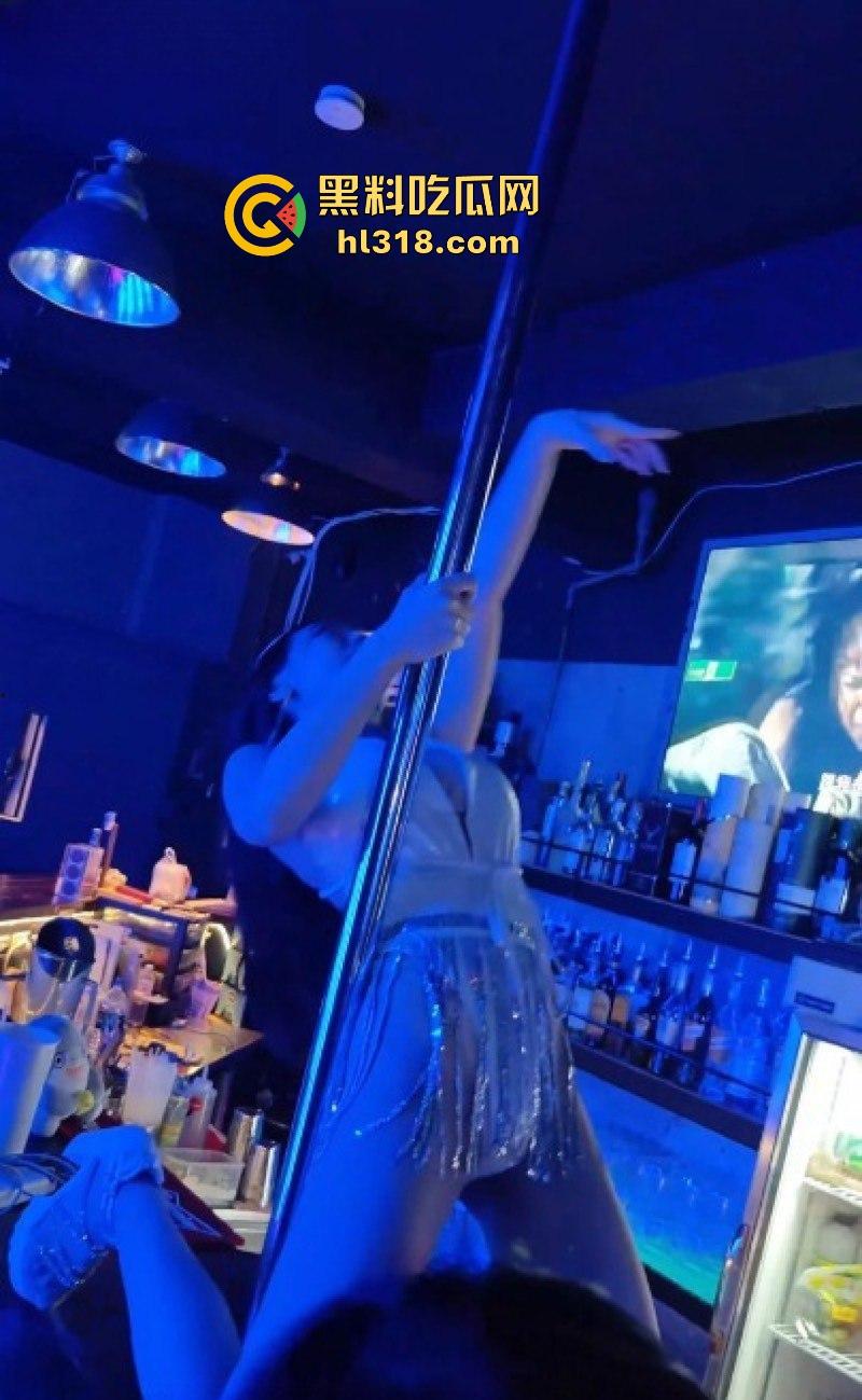 极品模特酒吧大尺度热舞,迷离的眼神,灵动的身躯,各种抖臀热舞擦边诱惑人,丰姿绰约令人陶醉向往!-1