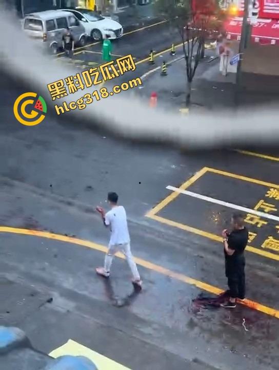 两人当街持刀互砍，地上都是血了还有热心大哥冲上去劝架，这不是劝架这是想加菜，刀都举起来了你上去干啥？-7