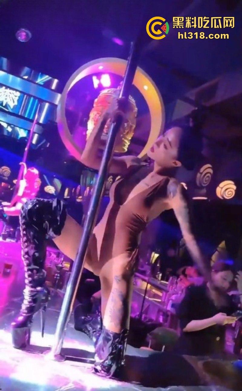 极品模特酒吧大尺度热舞,迷离的眼神,灵动的身躯,各种抖臀热舞擦边诱惑人,丰姿绰约令人陶醉向往!-3