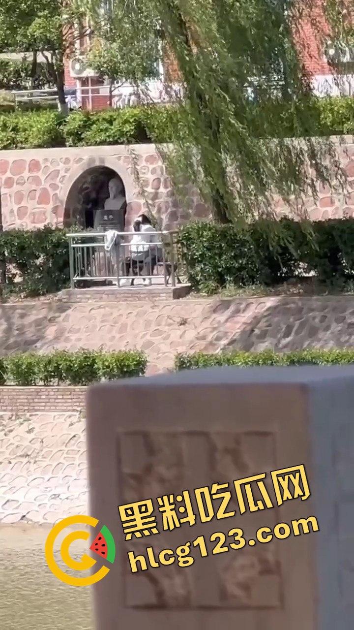 湖边风光无限好,男女干脆现场激情开战!狗仔哥们拍得专业,远景特写全到位!-8