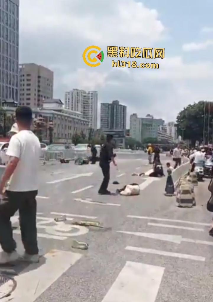 7月20日下午昆明金马坊坦克300狂飙撞人屠杀,司机被特警乱枪击毙,路人看到汽车都怕!-2
